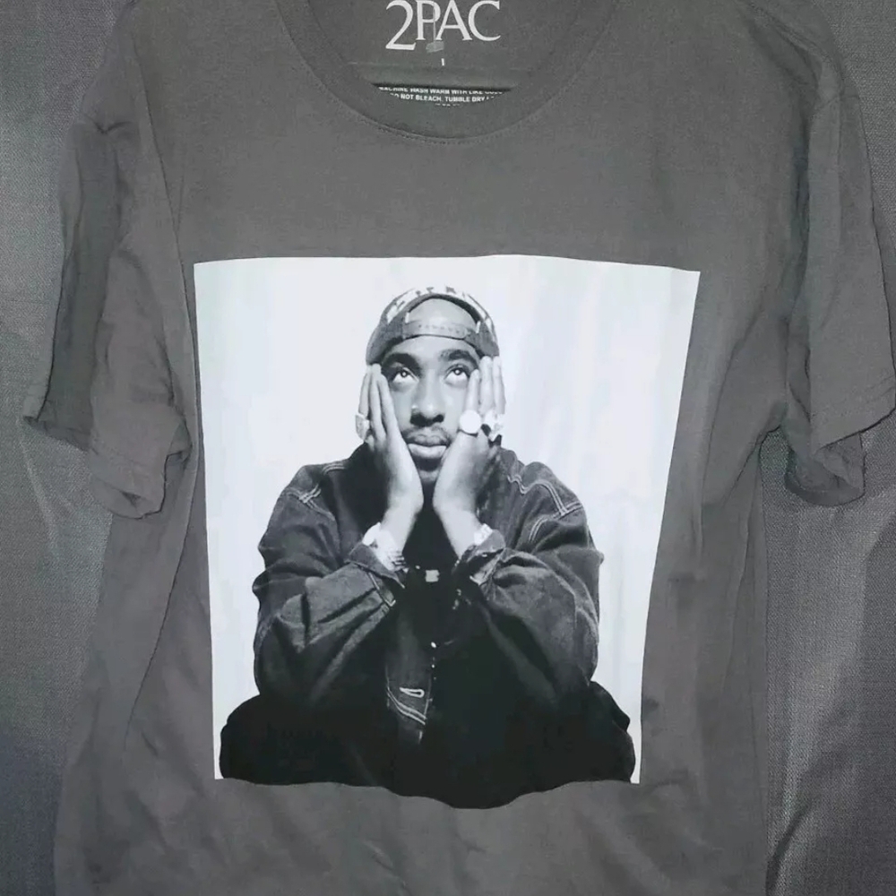 Gray Short Sleeve Tee with Dramatic Black and White Print